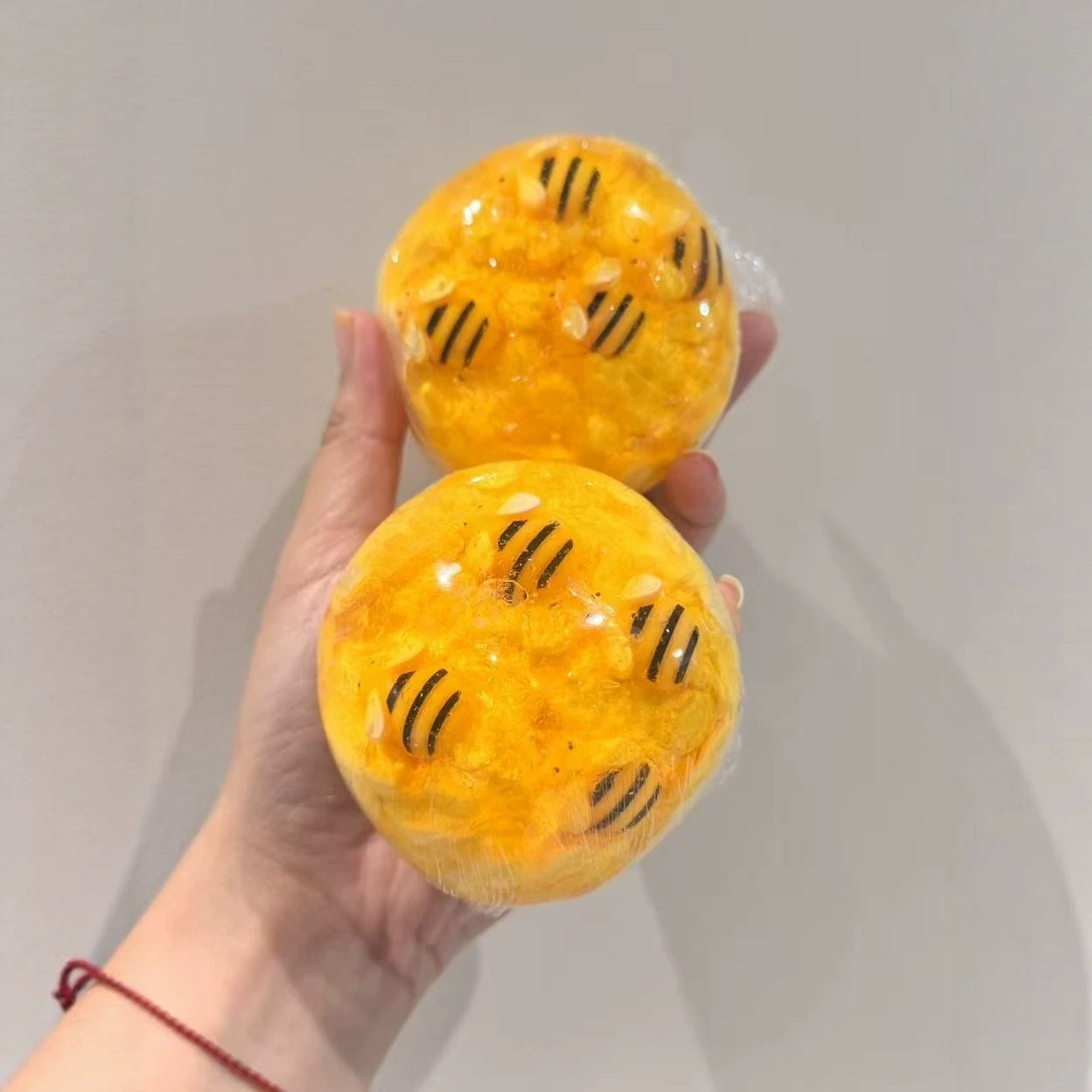 Crunchy Honey Jar Ball Squishy - Party Games Questions recension och pris
